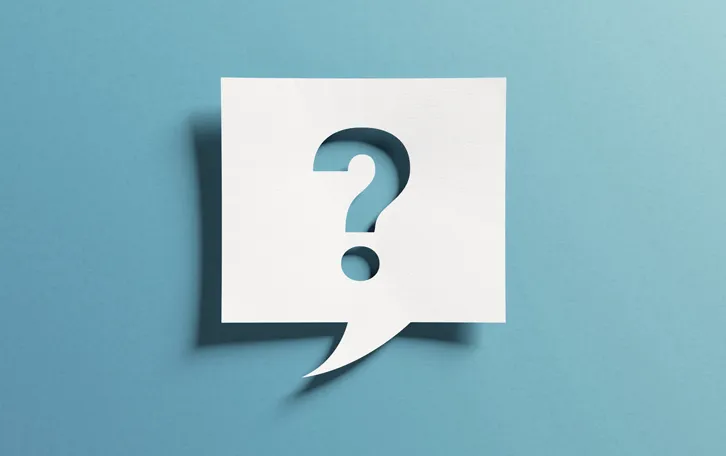 Haeufige Fragen zum Produkt Notizzettel mit Schatten als Sprechblase mit einem Fragezeichen ausgeschnitten vor blauem Hintergrund
