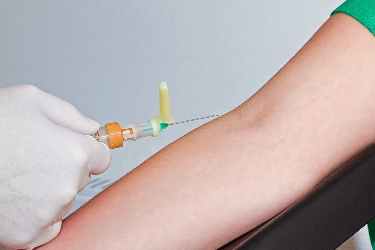 Nahaufnahme Spritze vor Armbeuge