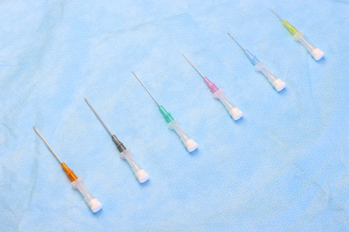Unterschiedliche Kanülen nach Durchmesser sortiert