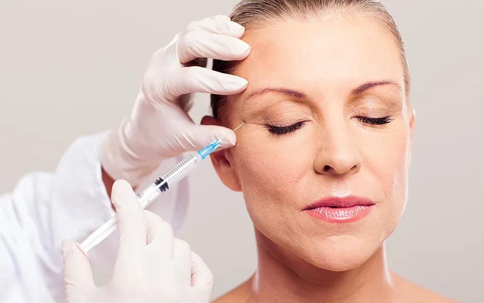 Arten von Unterspritzungen Botox Spritze an der Augenseite einer weiblichen Person