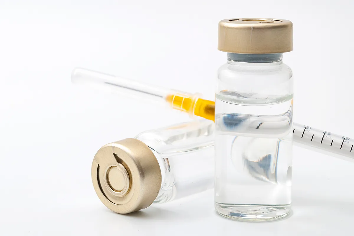 Arten von Unterspritzungen Fotomontage von Flüssigkeiten in Ampullen und eine Spritze