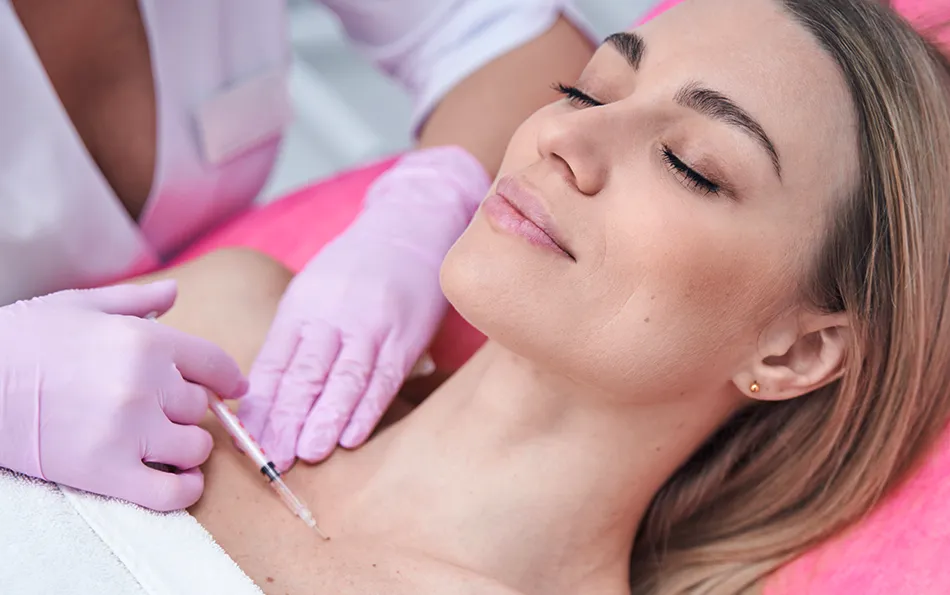 Empfindlichste Zonen Unterspritzungen Hals Spritze an der Brustpartie einer liegenden weiblichen Person