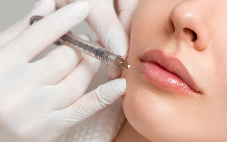 Nahaufnahme Lippenunterspritzung an einer weiblichen Person