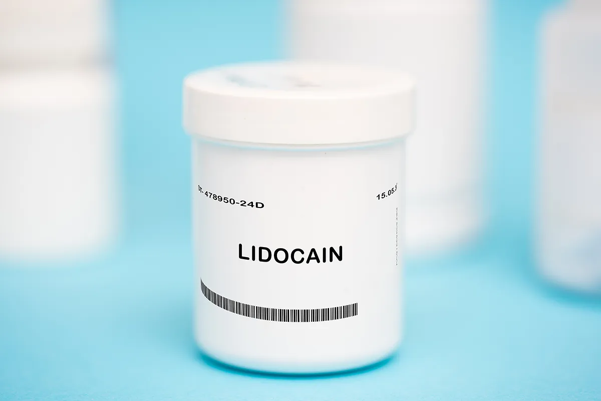 Medizindose mit Lidocain Beschriftung, Barcode, Bestellnummer und Datum