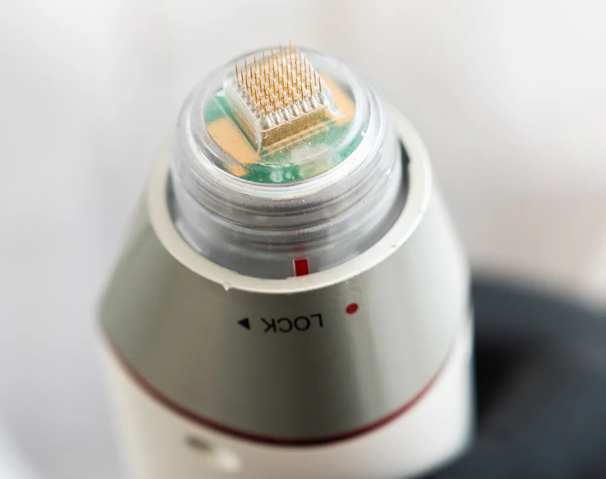 Microneedling Definition und Funktionsweise Nahaufnahme des Kopfes eines Microneedlinggerät mit vielen Nadeln