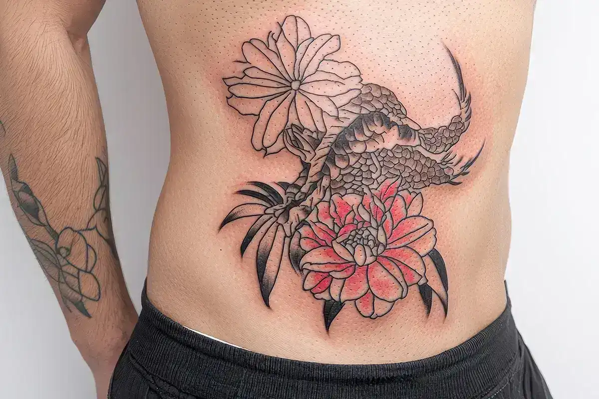 Schmerzen beim tätowieren Ursachen Tipps Tattoo auf dem Arm und im Bauch Bereich