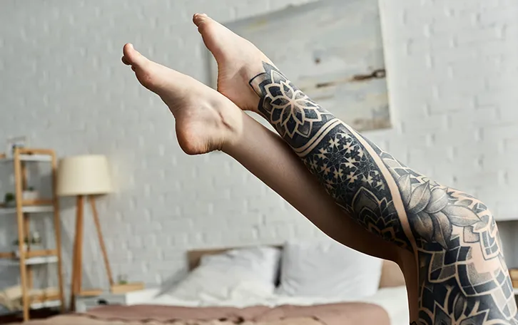 schmerzhaftesten-zonen-bei-taetowierungen-kniekehle Linkes volltätowiertes Bein